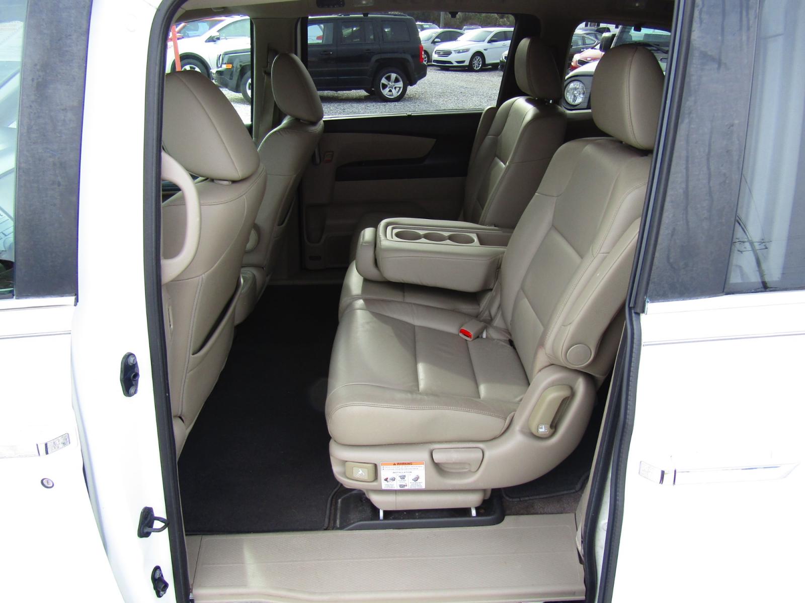 2012 WHITE /Tan Honda Odyssey (5FNRL5H68CB) , Automatic transmission, located at 15016 S Hwy 231, Midland City, AL, 36350, (334) 983-3001, 31.306210, -85.495277 - Photo #4